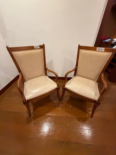Lindo Par de Cadeiras Clássicas com Braço - Madeira Maciça e Design Elegante