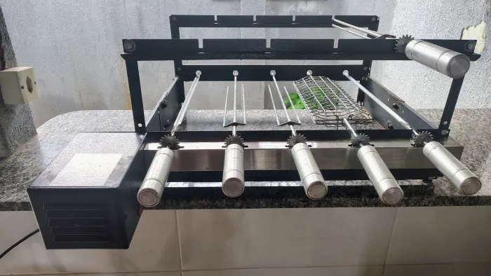 Churrasqueira grill  com 5 espetos e 1 grelha 
