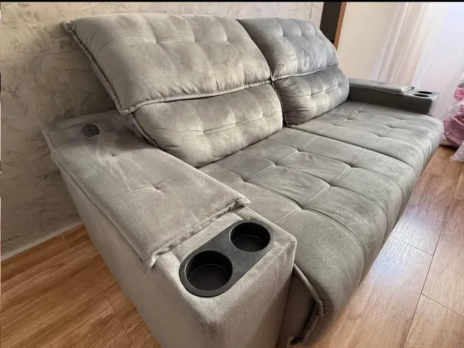 ?Vendo sofá retrátil , com porta copos e USB muito conservado ?