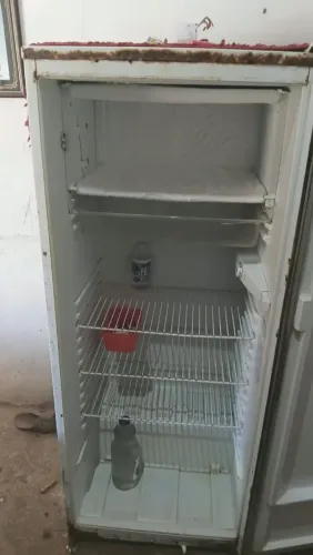 Vende-se geladeira usada , marcas de uso mais esta toda boa , pegando tudo perfeitamente