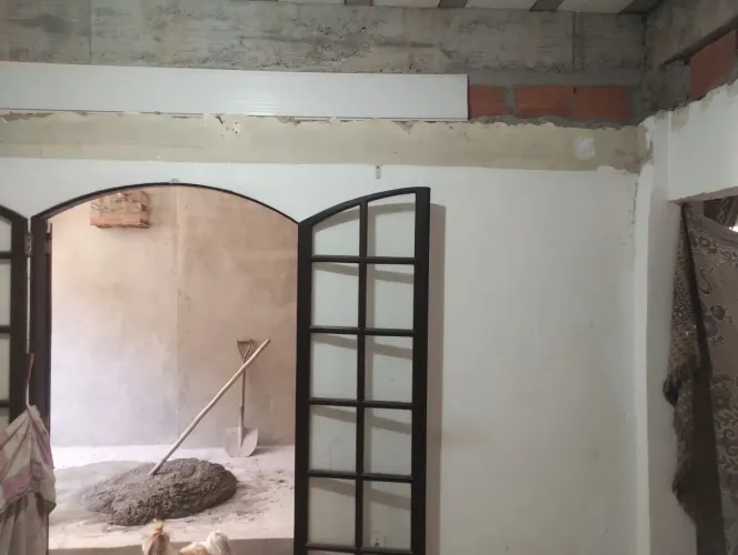 Vendo ou troco porta balcão em madeira e com vidro e dobradiças  