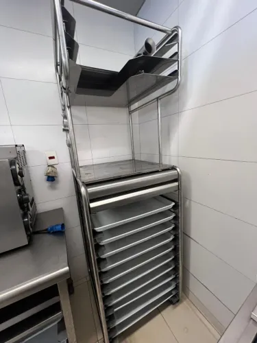Carrinho Porta-Bandejas / Estação de Montagem em Inox com Rodízios