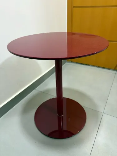 Mesa redonda de canto vinho