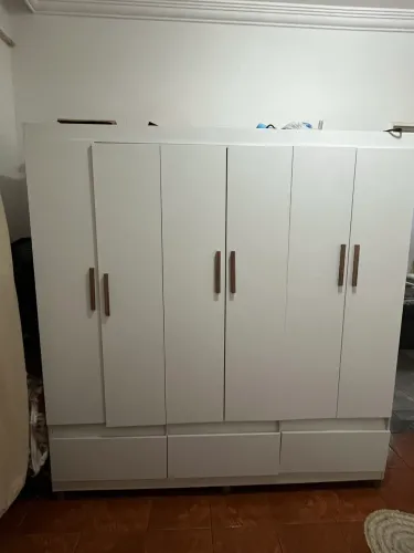 Vendo guarda-roupa 6 portas e 3 gavetas