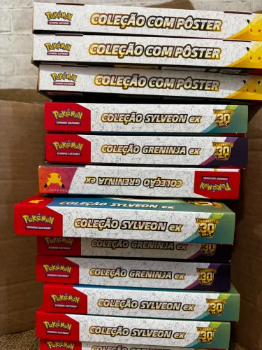 Pokémon TCG: Coleção Synveon e Greninja Coleção Com Pôster Pokémon 30 Anos