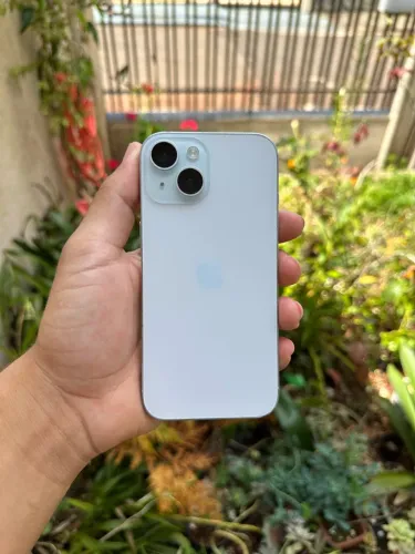 iPhone 15 azul bem cuidado sem marcas