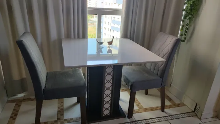 Mesa 4 lugares, 2 cadeiras! Perfeito estado!