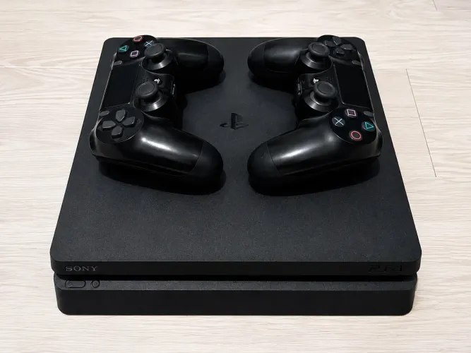 PS4 Slim 1TB + 2 Controles Originais - Excelente Estado