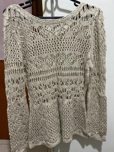 Blusa de crochê bege de manga longa 