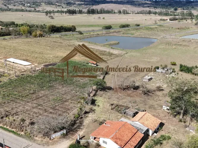 Sitio á venda com maravilhosa represa