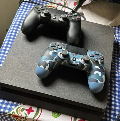Ps4 slim com 6 jogos e 2 controles