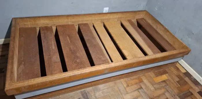Cama de solteiro de madeira