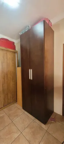 Guarda roupa duas porta de madeira.:medidas :altura 2.52 /largura0.90/profundidade 0.57