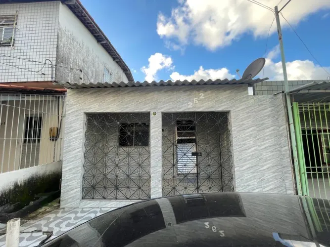Vendo Casa na vila São Miguel Localizada na primeira rua, valor negociável