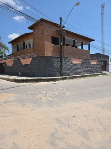 Alugo otima casa na Rua F número 21 parque dois irmãos. 
