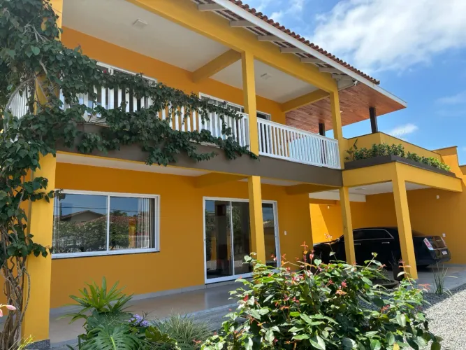 Amplo Sobrado em Ubatuba | Pode ser dividido em dois apartamentos | Avalio permuta parcial