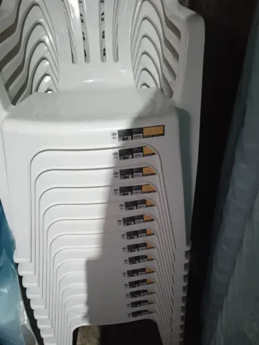 Vendo cadeiras plásticas novas com braço