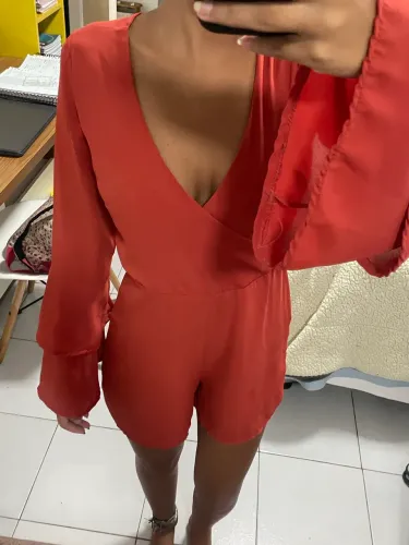 Macaquinho vermelho de manga longa e decote