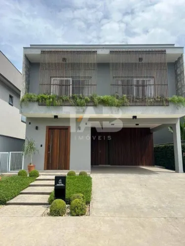 Casa de alto padrão no condomínio Caledônia à venda