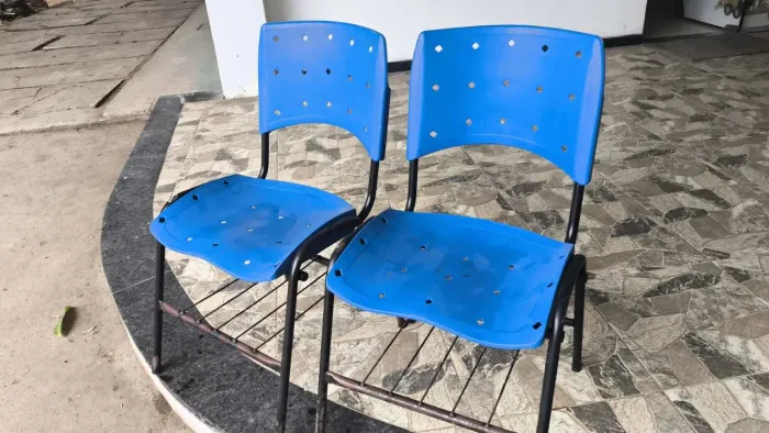 Cadeiras Plásticas com Base em Aço