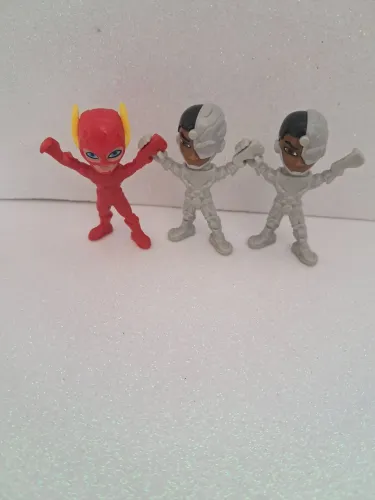 Colecionáveis Kinder Joy Heróis Liga da Justiça