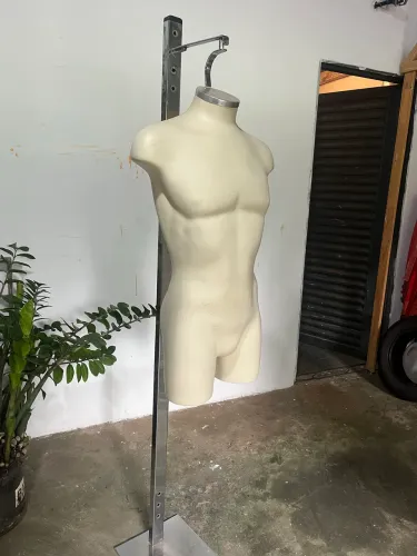 Manequim com pedestal. De apoio