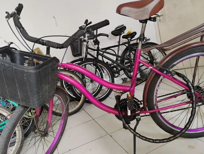 Bicicleta feminina em bom estado com acessórios e com marcha