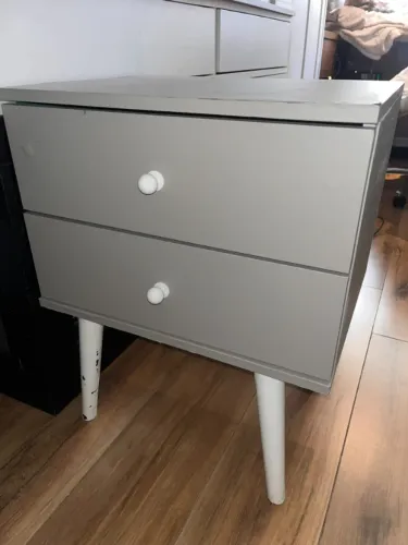 Mesa de cabeceira adesivada