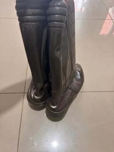 Bota para montaria, motociclista, asfalto e área rural.