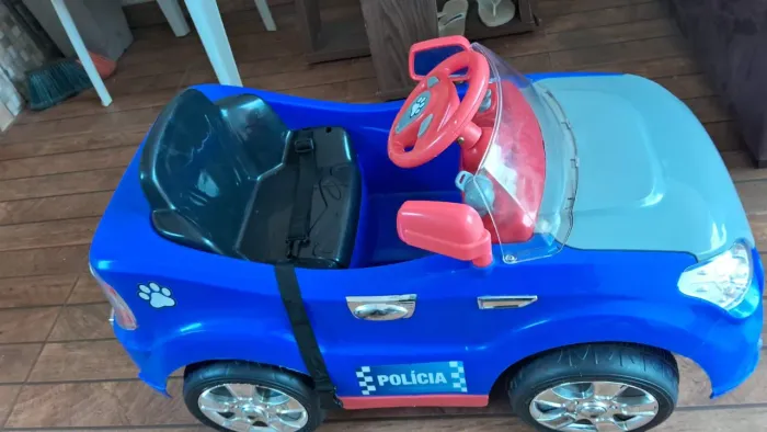Carrinho elétrico infantil tem controle remoto 