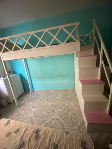 Cama superior com armário lateral