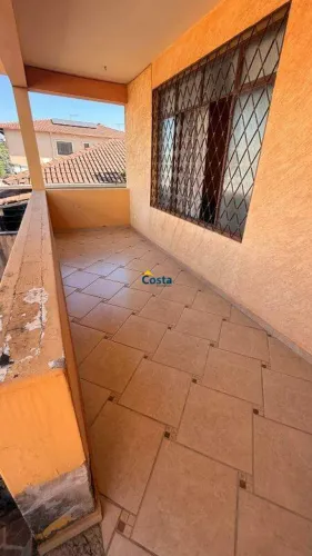 CASA COMERCIAL COM 3 QUARTOS, 20 M² DE FRENTE, PRINCIPAL RUA DO BAIRRO