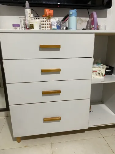 Cômoda infantil com 4 gavetas e uma porta 