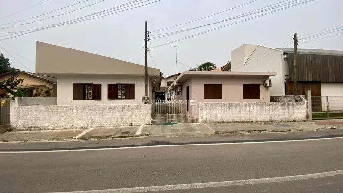 Conjunto de casas à venda em Garopaba/SC a 240m do mar com 5 unidades e matrícula