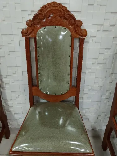 Cadeira de jantar com assento estofado