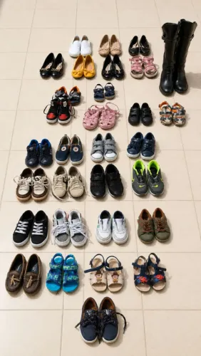 LOTE COM 30 PARES DE CALÇADOS USADOS - R$ 550