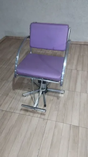 Cadeira de salão e carrinho de salão