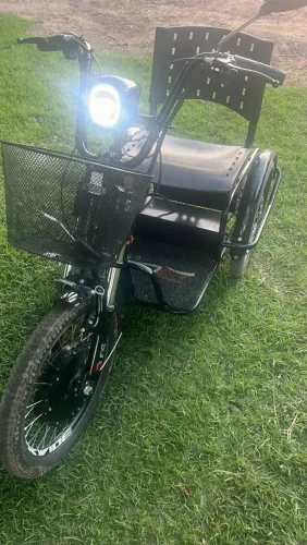 Cadeira de roda elétrica, estilo moto.