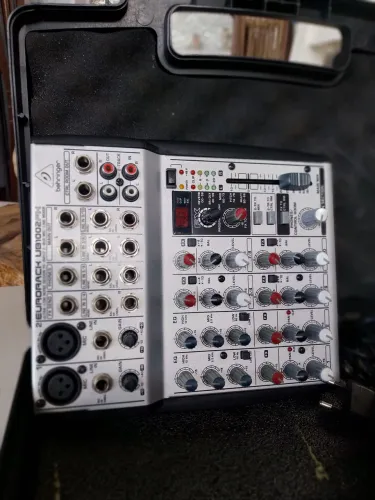 Mesa de som Behringer Eurorack UB1002FX.<br>