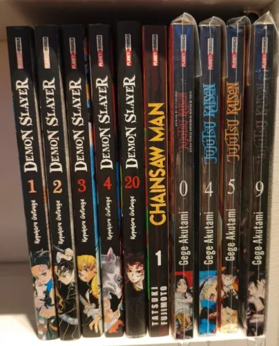 Demon Slayer mangás vols 1, 2, 3, 4 e 20 , Chainsaw Man Vol. 1 e Jujutsu vols 0, 4, 5 e 9