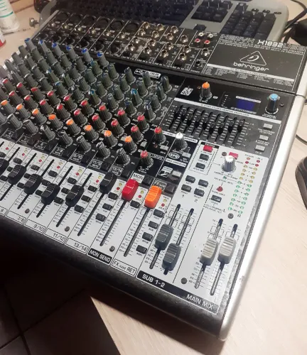 Mesa de Som 14 Canais Behringer XENYX X1832USB com USB e Efeitos - ESTUDA TROCA