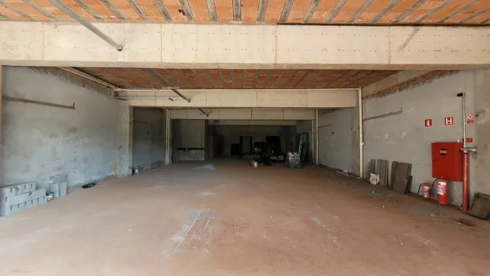 Salão comercial com 267m² - 8 vagas de garagem - Vila do Golf