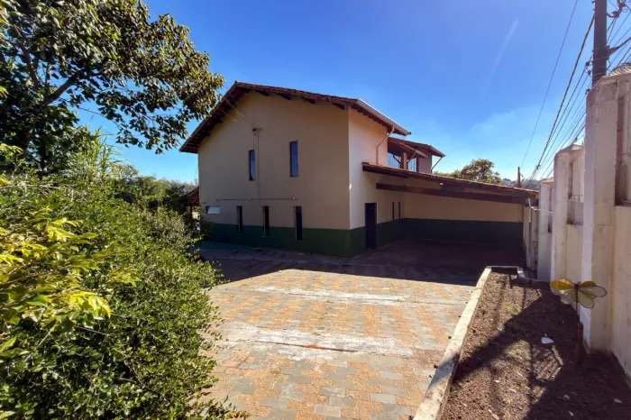 Sobrado para venda em Suíssa com 3 quartos, sendo 1 suíte, 178m²