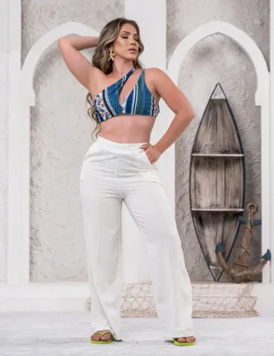 CALÇA EM LINHO: A calça feminina em tecido leve com acabamento que remete ao linho é a esc