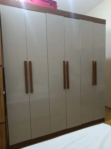 Guarda roupa 6 portas, muito bem conservado 