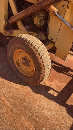 Trator 65x pá carregadeira