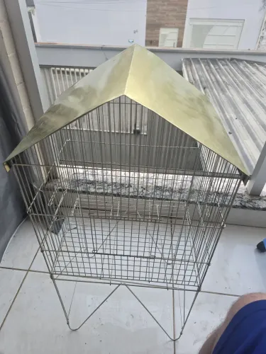 Gaiola para pássaros de pequeno e médio porte (calopsitas e papagaios)