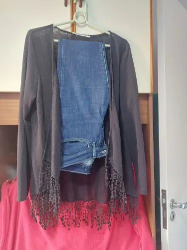 Vende-se uma calça jeans um casaco preto com franja   150 as 2 peças 