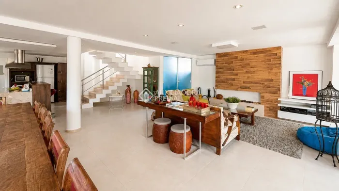 Casa alto padrão para locação, frente ao canal na Barra da Lagoa, 5 suítes, totalmente mob