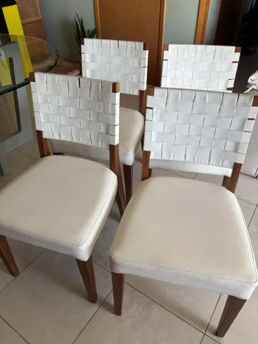 Conjunto com 4 Cadeiras de Jantar em Madeira e Couro